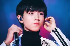 歌手在演唱会上，耳朵里戴的“耳机”究竟是什么？涨知识了图片