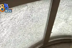 阳台玻璃莫名碎裂，业主怀疑是人为所致，警方介入调查图片