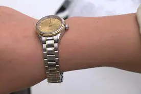 花17000元买的手表，戴上后手腕总发黑？商家：就是灰尘而已图片