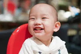 宝宝几个月长牙算正常？乳牙萌出时间、信号、护理注意，家长收藏图片