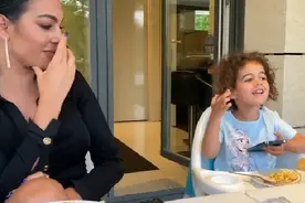 萌翻天！C罗小女儿学唱歌，奶声奶气太可爱，乔治娜在旁边捂嘴笑图片