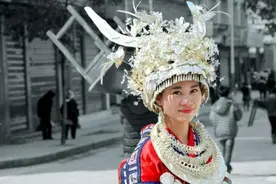 为何去苗族旅游不愿买当地的银饰？导游告诉我们实情，看完明白了图片