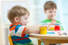 孩子在幼儿园过得到底好不好？孩子不会说，你要会问图片