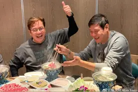 足坛将军范志毅和乐坛大佬谭咏麟一起吃火锅：吃饱喝足聊嗨图片