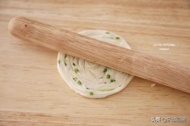 几个剩饺子皮，一把葱花，简单几步，烙一锅丝丝分明的饼