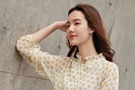具有“初恋”风的穿搭，碎花上衣+裙子，减龄又好看图片