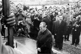 《唐探3》那经典的一跪，引发人们对那段沉重历史的思考图片