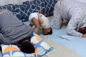 三父子犯错“罚跪”，小儿子身着尿不湿翻跟斗，网友直呼：萌化啦图片