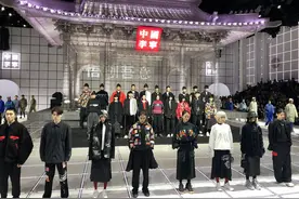 众星齐聚李宁发布会，58岁李宁头发花白露面，新卫衣被网友吐槽贵图片