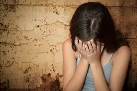 得知父母把两套房子都过户给了弟弟，姐姐拒养父母：轮到你养老了图片