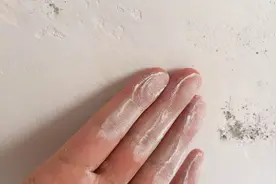 墙面装修，腻子粉要不要加胶水？劝你别加，选择用水更环保图片