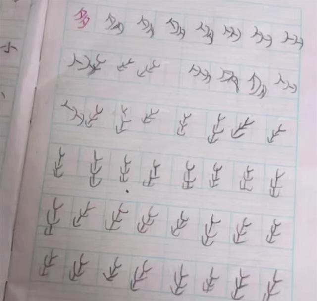 小学生写字写出“进化体”，这雨越写越大，语文作业变美术作业