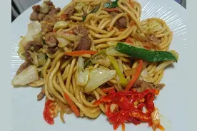 (超好吃)经典肉丝炒面图片