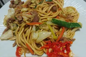 (超好吃)经典肉丝炒面图片