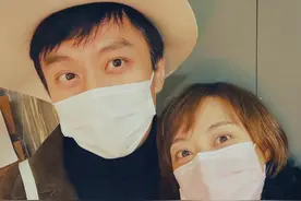 孙俪邓超庆结婚10周年！一家四口合照长腿瞩目，等等亲昵环抱小花图片