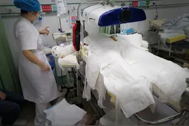 一学区出租房煤气爆燃，母亲拼命护住女儿，醒来第一句话让人泪目图片
