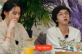 华晨宇上王牌节目，为女儿亲手制作项链，大大方方谈娃图片