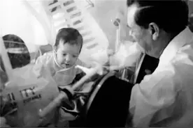 12岁“泡泡男孩”：与妈妈最后的告别图片