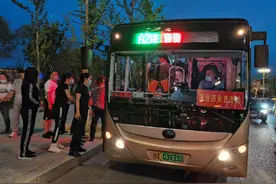 一线 | 梅河口市开通两条“夜经济”免费公交线路图片
