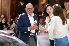 52岁邓文迪母女看望前夫，8旬的默多克激动地说不出话来图片