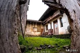 大门贴着断头联！湖北深山发现一神秘古宅，77间房只住了一位老人图片