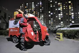 “外卖一哥”变身“京东小哥”，一天派送300件，王东东的除夕忙到新年凌晨三点图片