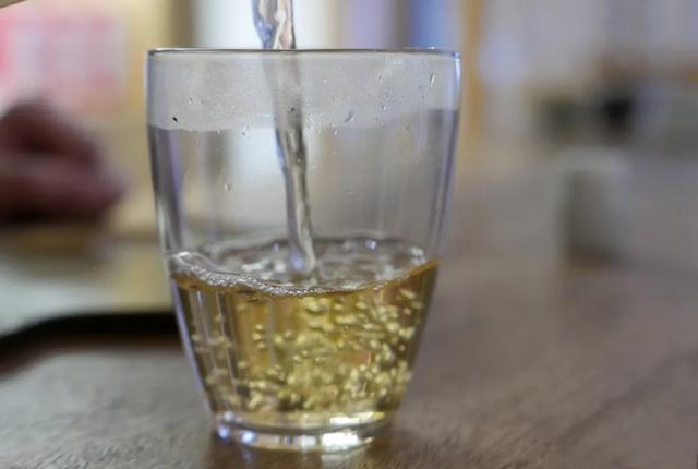 白茶茶汤里小气泡久久不散，说明茶汤有什么特质？