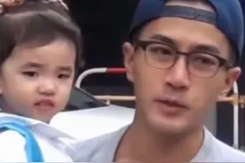 杨幂女儿罕见露正面！穿百褶裙扎小辫意外撞脸周杰伦，表现好乖巧图片