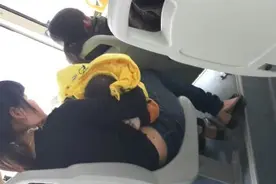 故事：老婆公交车上喂儿子，我嫌她丢人提前下车，回家开门傻住图片