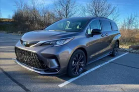 新款塞纳实拍，2.5混动油耗8升，新内饰比本田奥德赛帅气图片