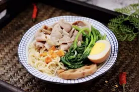 方便面只能泡？那是你不会吃，这样煮一煮鲜香又美味图片