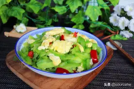 苦瓜和鸡蛋天生一对，炒一炒，5分钟出锅，鲜香味美，清热解暑图片