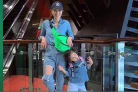 郑希怡携4岁女儿亮相真惊艳！穿牛仔亲子装显高级，大长腿太抢镜图片