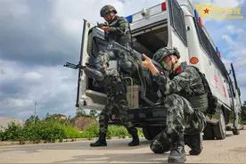 雷霆突击！武警官兵山地反恐演练震撼来袭图片