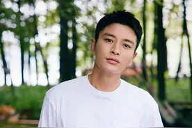 心酸！贾乃亮带女儿与爸妈吃饭，甜馨与奶奶拥抱画面超温馨图片