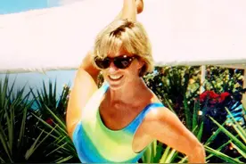 戴安娜穿泳装真大胆，连体款秀出完美腰臀比，意外暴露粗腿小肚腩图片