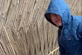 邓超淋雨干农活，摘葱时意外暴露自家大院！还被孙俪嫌弃口味重？图片