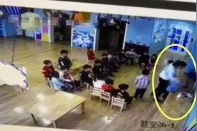 幼儿园老师帮孩子整理衣服，兜里的东西掉出让她落泪，园长：开除图片