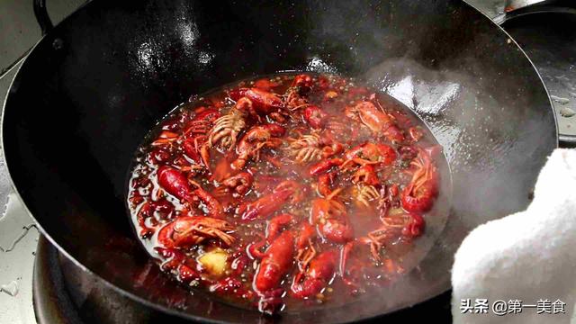 在家怎样炒出地道的麻辣小龙虾，厨师长教你调制配料，肉质鲜嫩