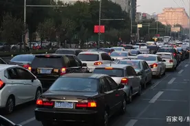 误闯红灯改右转可免扣6分及罚200？原则上可以，但需注意这个问题图片