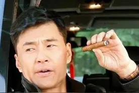 2010年，父亲于鸣魁去世，于荣光瞒了7年的秘密浮出水面图片