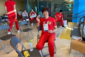 中国女排出征日本饿肚子，郎平朱婷机场啃面包，郎导疲惫仍笑开花图片