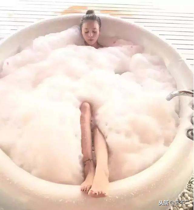 大卫王有一次无意中看到拔示巴在裸体洗澡,他被美丽而性感的拔示巴