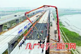 厦门地铁4号线跨大嶝海峡高架桥贯通 建成后将连接厦门北站和翔安机场图片