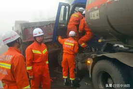 和顺县:油罐车追尾货车，消防员紧急施救图片