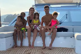 C罗抱小女儿拍全家福，迷你罗晒成小黑人紧抱弟弟 乘游艇庆祝夺冠图片