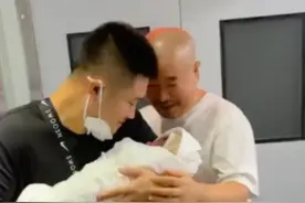 52岁王小利升级当爷爷！抱着孙子开心到当场落泪，前妻也罕见露面图片