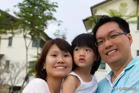 父亲再婚后生二宝，大女儿送上一包盐，继母：你饶过我们吧图片