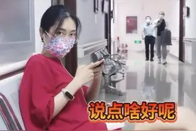 于文华偷拍女儿，妈妈镜头下穿T恤短裤超害羞，23岁拥有妈同款腿图片