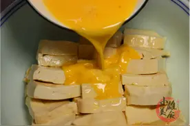 豆腐里打2个鸡蛋，没想到这么好吃，我家一周吃7次都嫌少，过瘾图片